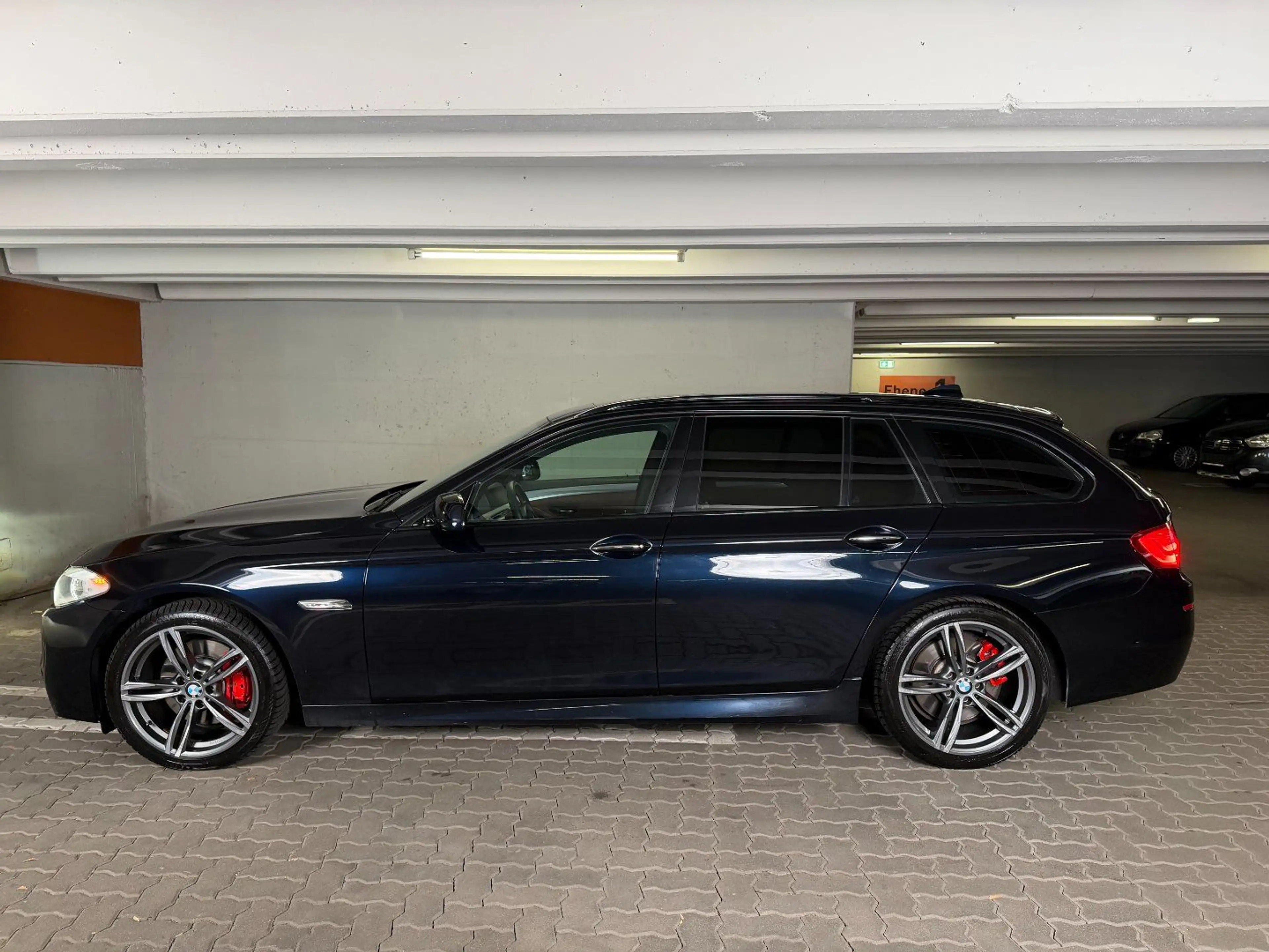 BMW 530 d Touring X Drive — photo 2