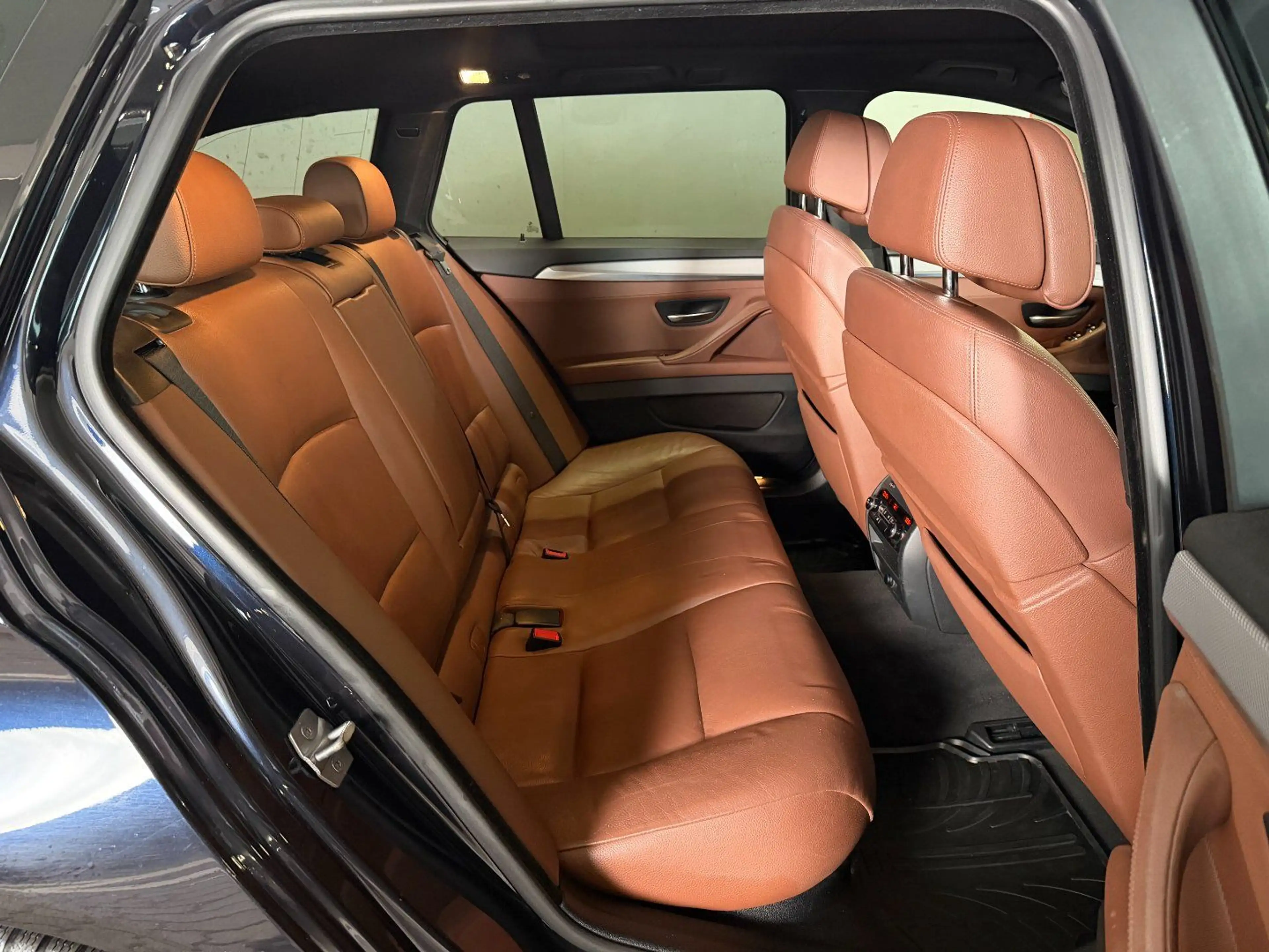 BMW 530 d Touring X Drive — photo 10