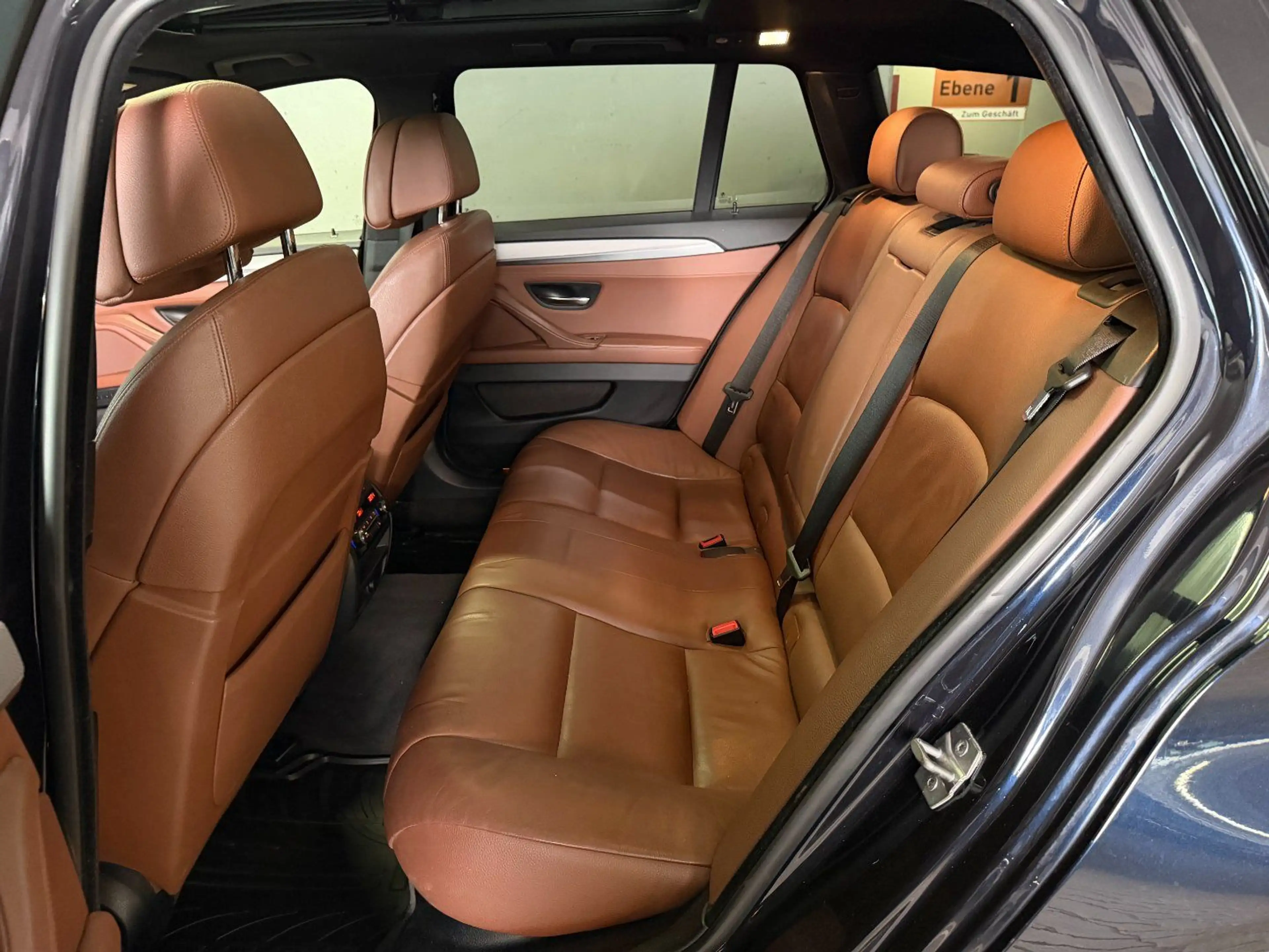 BMW 530 d Touring X Drive — photo 7