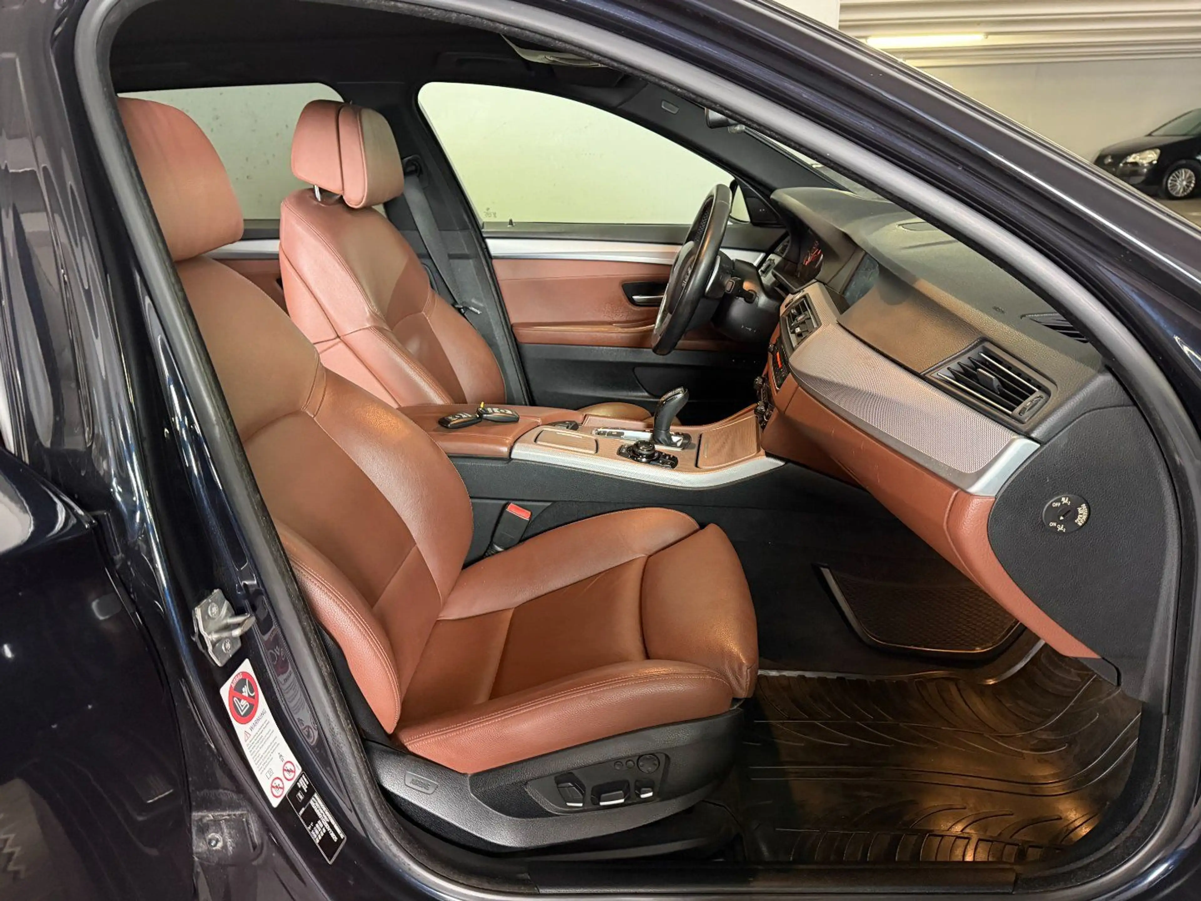 BMW 530 d Touring X Drive — photo 6