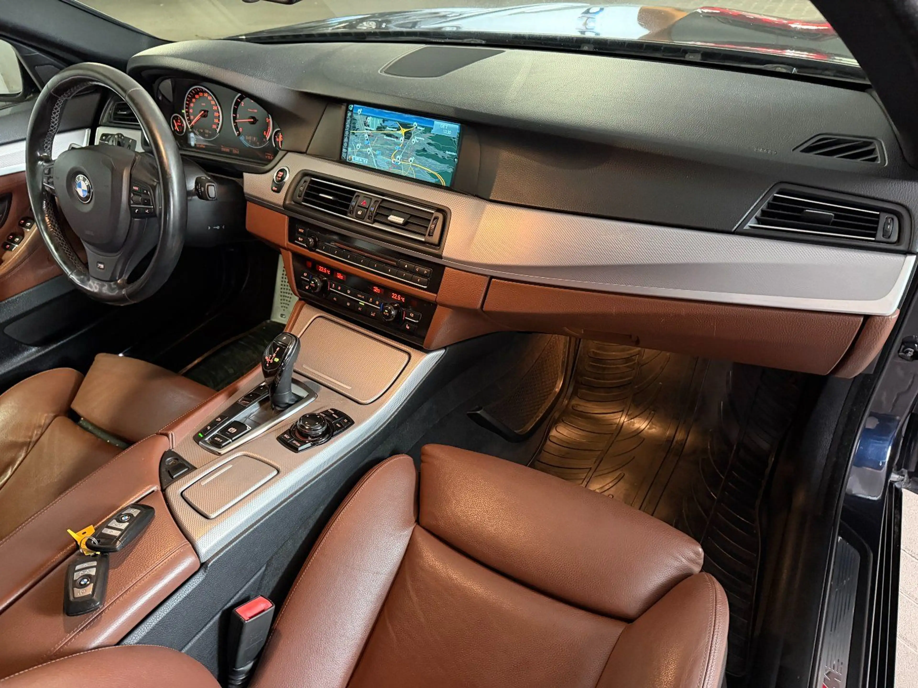 BMW 530 d Touring X Drive — photo 9