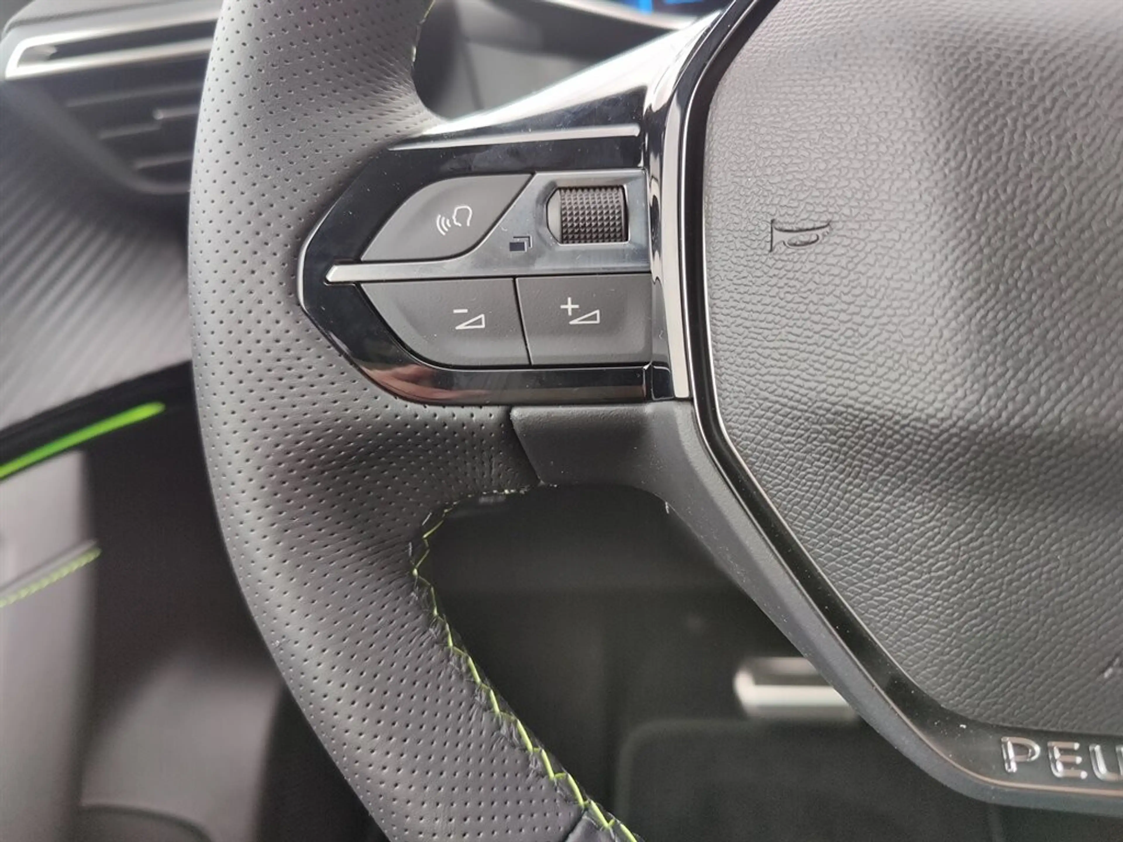 Peugeot e-2008 50kWh GT — photo 10