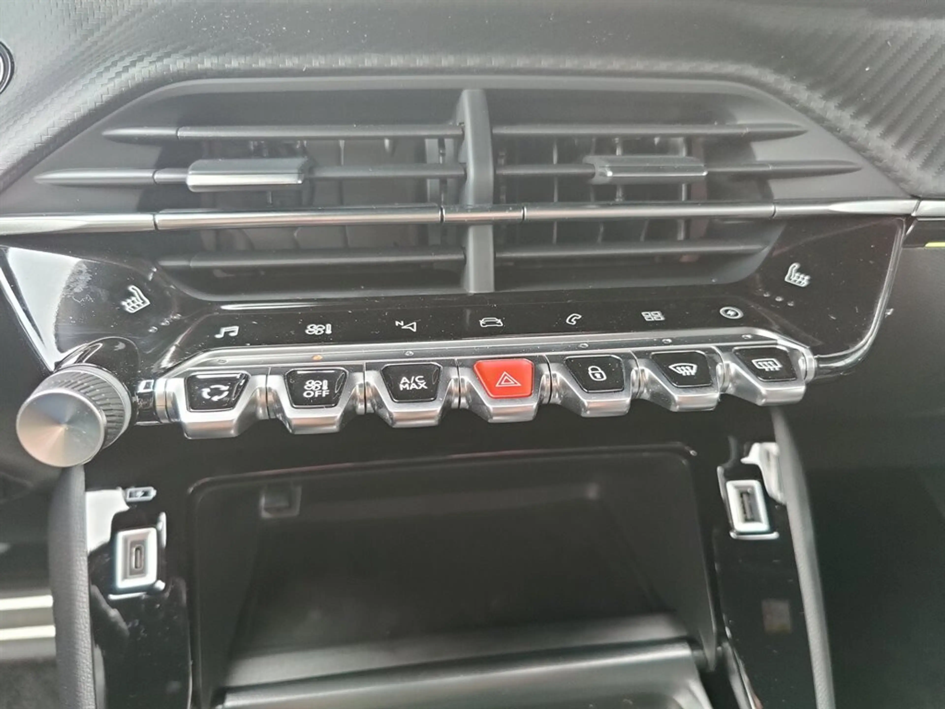 Peugeot e-2008 50kWh GT — photo 15