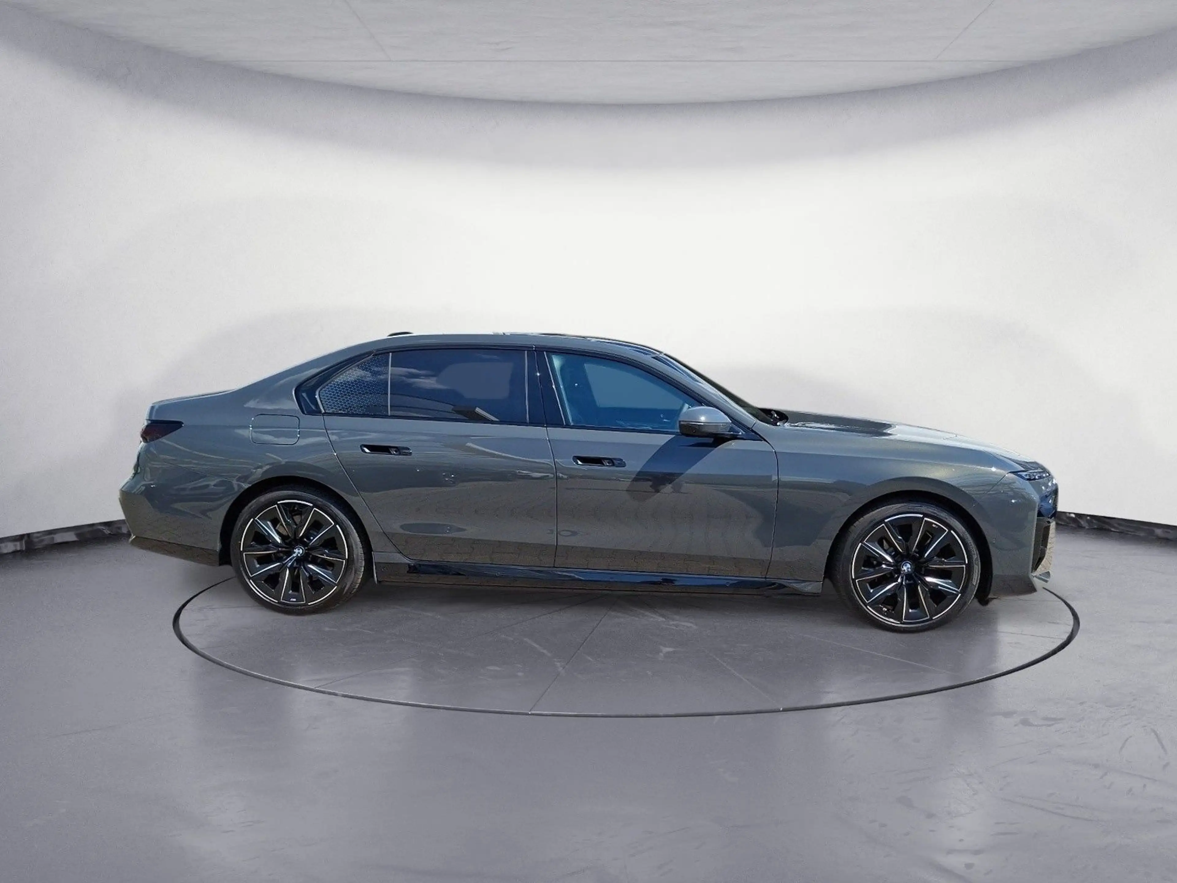 BMW i7 xDrive60 Navi Leder Tempom.aktiv Panoramadach — photo 2