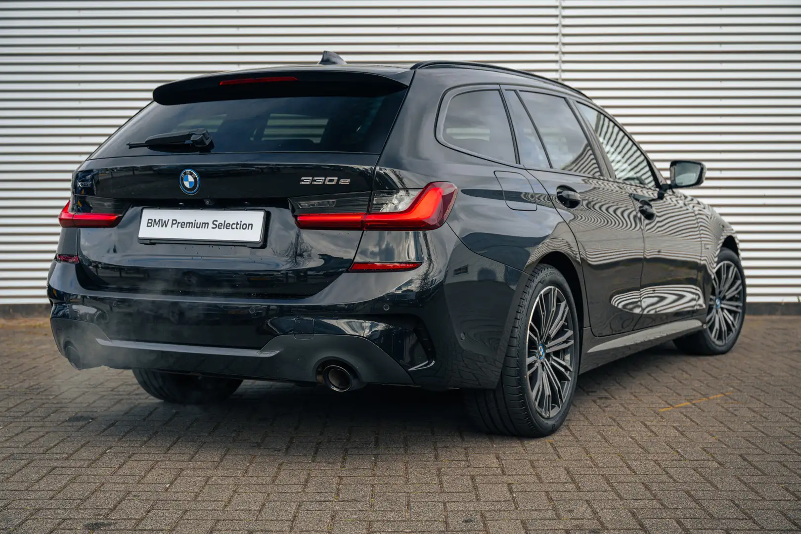 BMW 330 3 Serie Touring 330e xDrive High Executive M Sport Zwart - 2