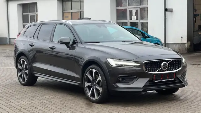 Volvo V60 Cross Country view 9