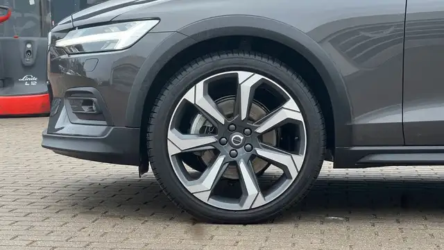 Volvo V60 Cross Country view 3