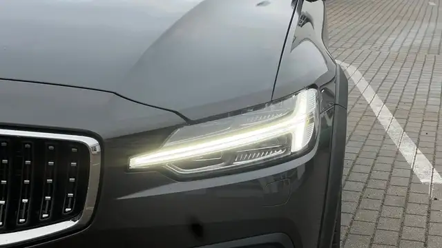 Volvo V60 Cross Country view 11