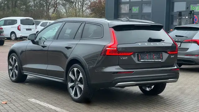 Volvo V60 Cross Country view 5