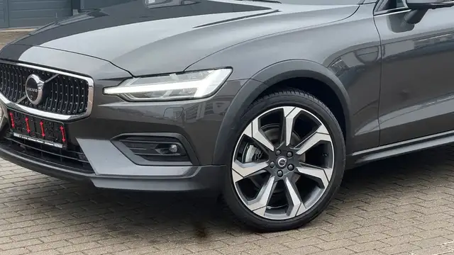Volvo V60 Cross Country view 2