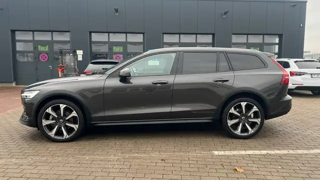 Volvo V60 Cross Country view 4