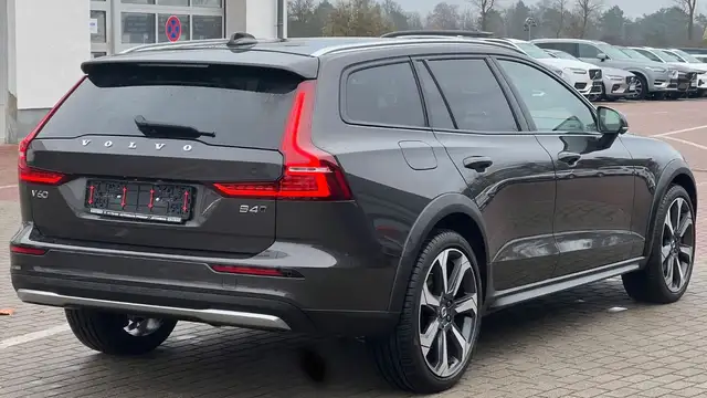 Volvo V60 Cross Country view 7