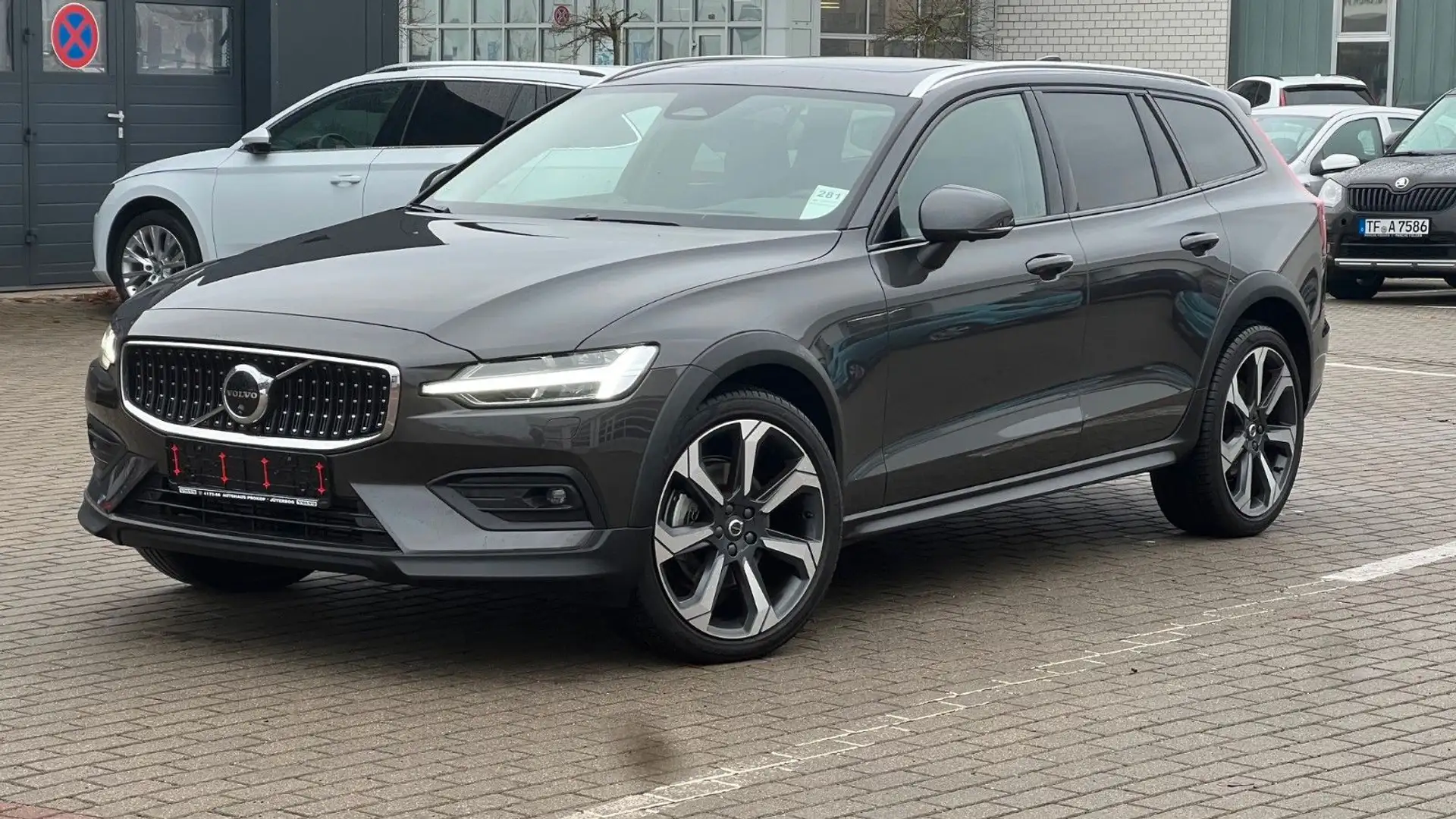 Volvo V60 B4 CC Ultimate AWD*B&W*360°*SH*Massage* Grau - 1