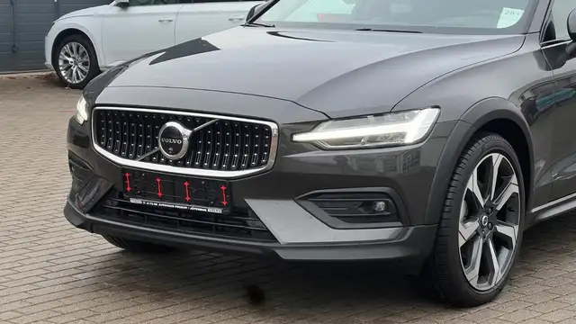 Volvo V60 Cross Country view 13
