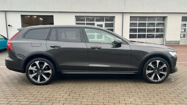 Volvo V60 Cross Country view 8