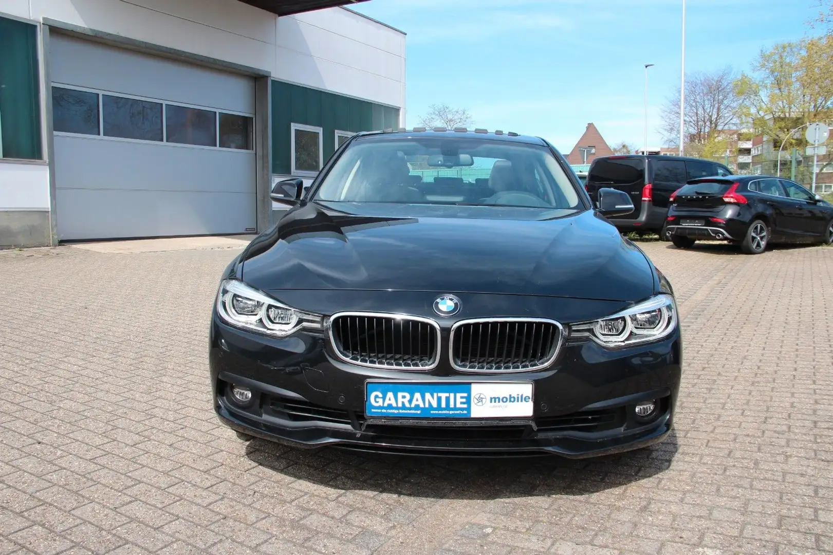 BMW 320 i xDrive Sport Line, GSD, SHZ, LED Schwarz - 1