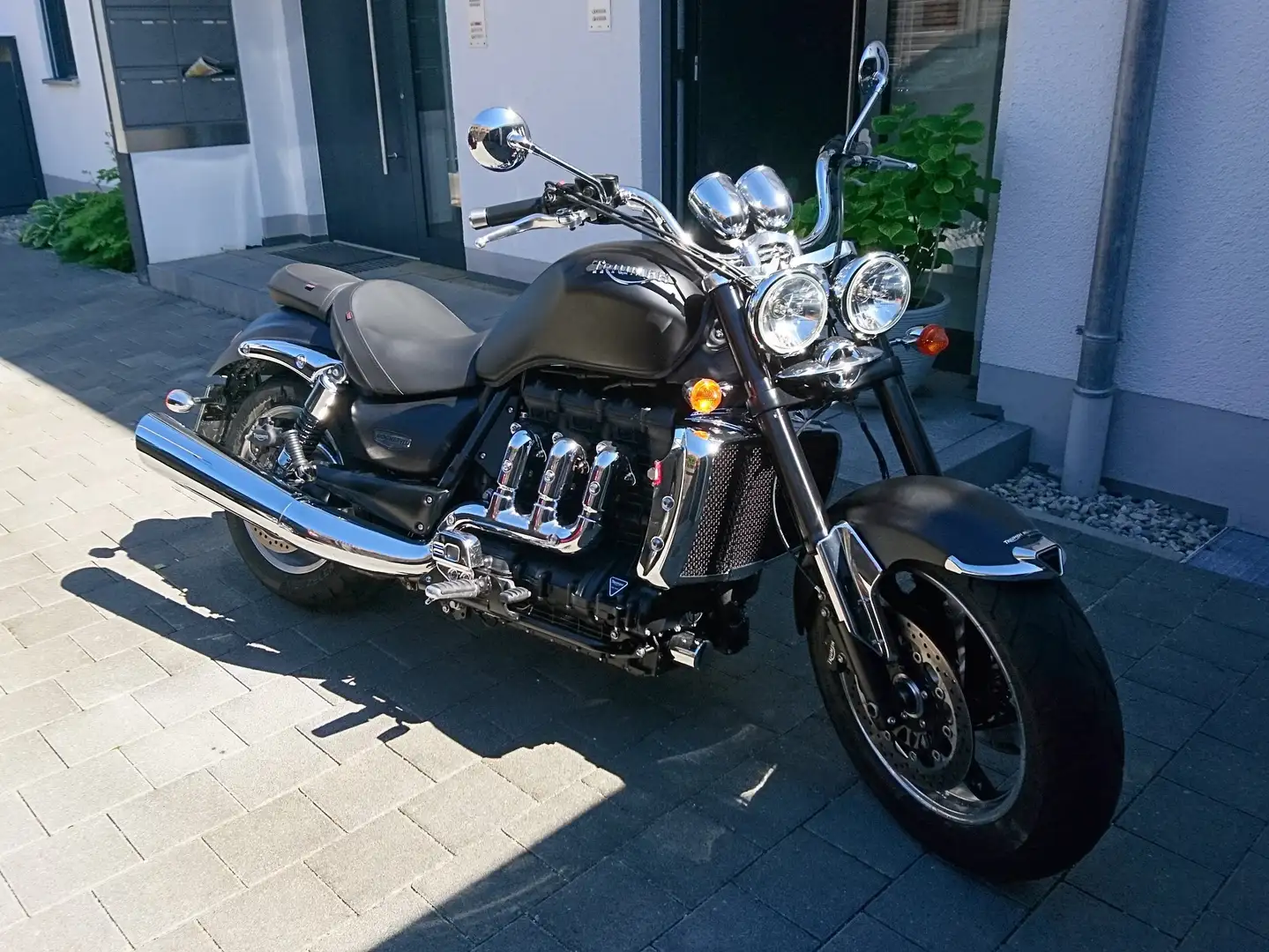 Triumph Rocket III Roadster crna - 1