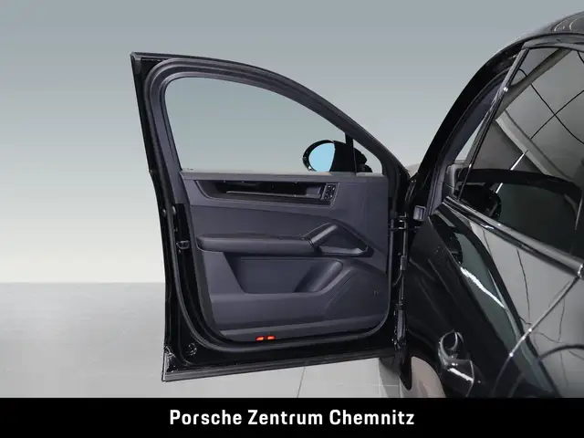 Porsche Cayenne view 10