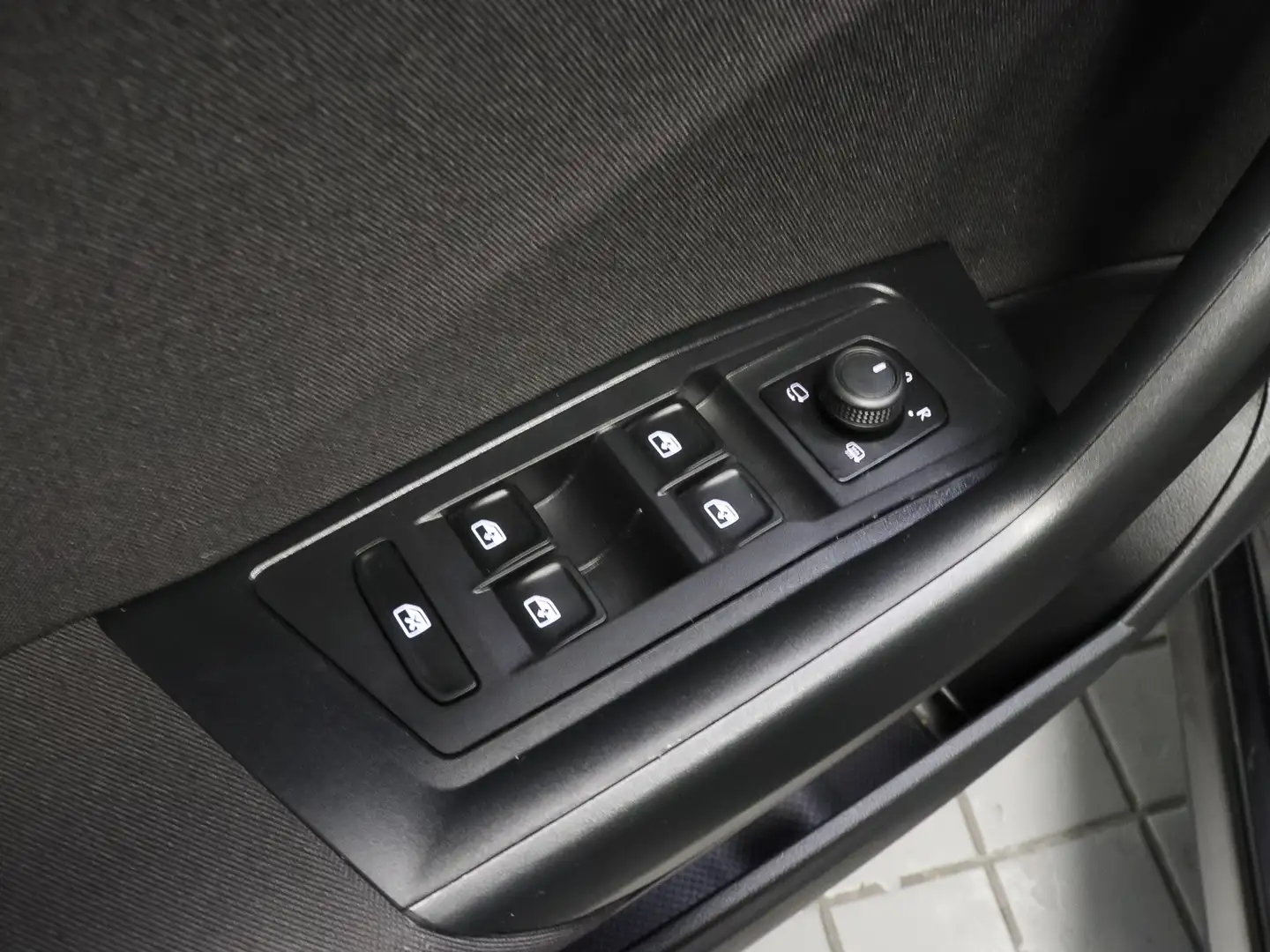 Volkswagen T-Roc 2.0TDI Life 85kW Zwart - 2