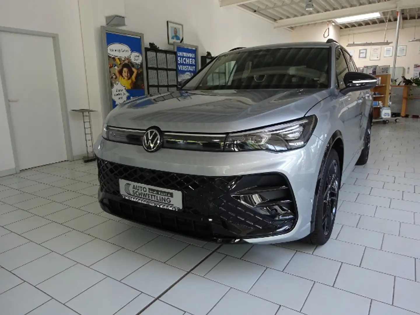 Volkswagen Tiguan 2.0 TDI DSG R-Line KLIMA LED NAVI ALU Zilver - 2