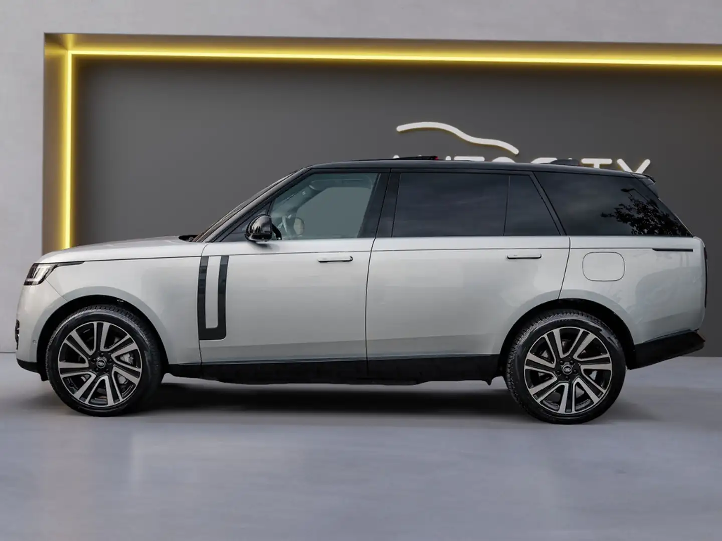Land Rover Range Rover 3.0 P440e LWB HSE PHEV Pano l TV l 360 l Luchtveri Zilver - 2