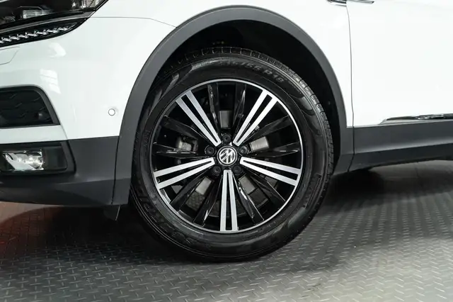 Volkswagen Tiguan view 3
