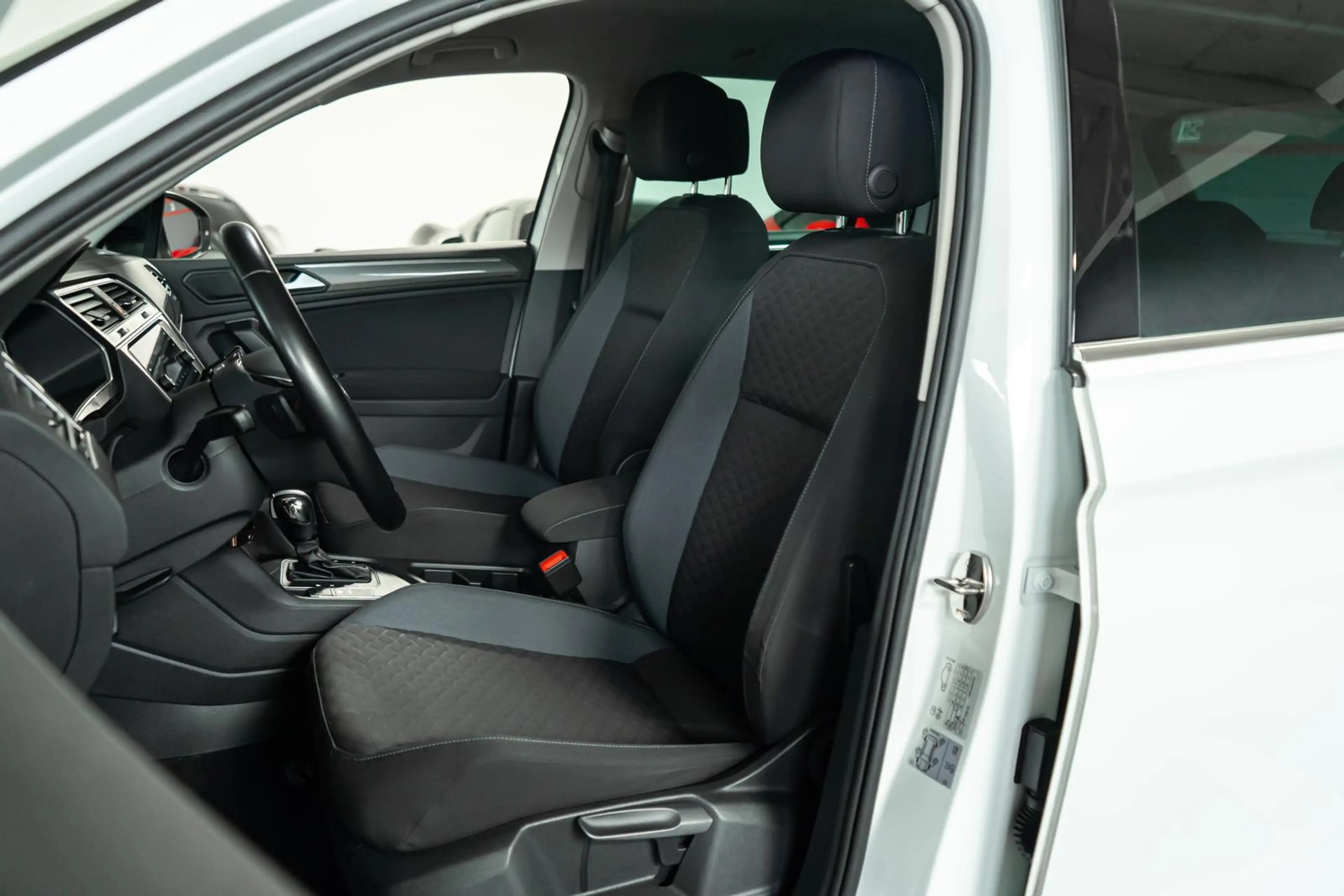Volkswagen Tiguan 1.5 TSI LED AHK RFK SHZ 18" APP IQ.DRIVE — photo 12