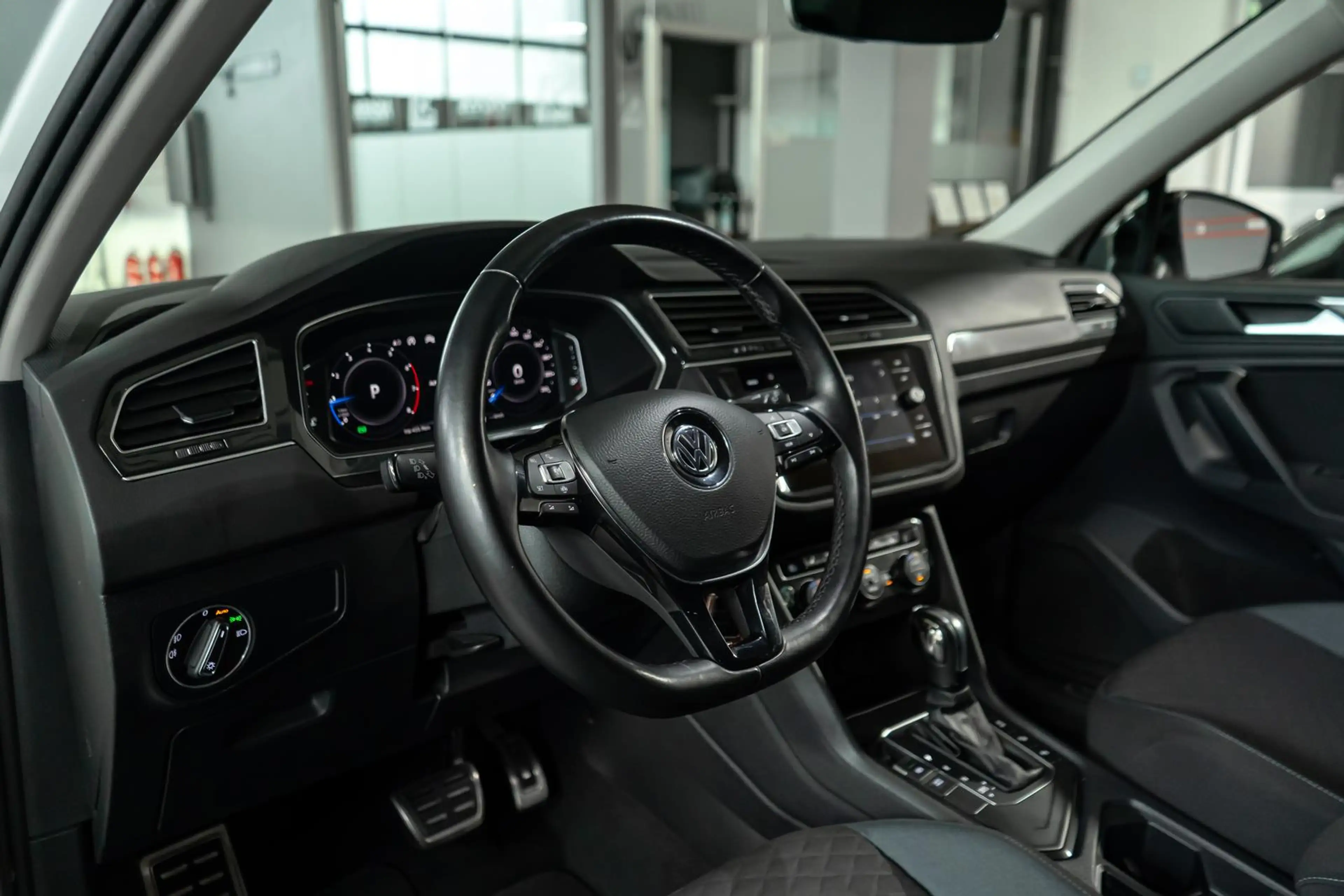 Volkswagen Tiguan 1.5 TSI LED AHK RFK SHZ 18" APP IQ.DRIVE — photo 11