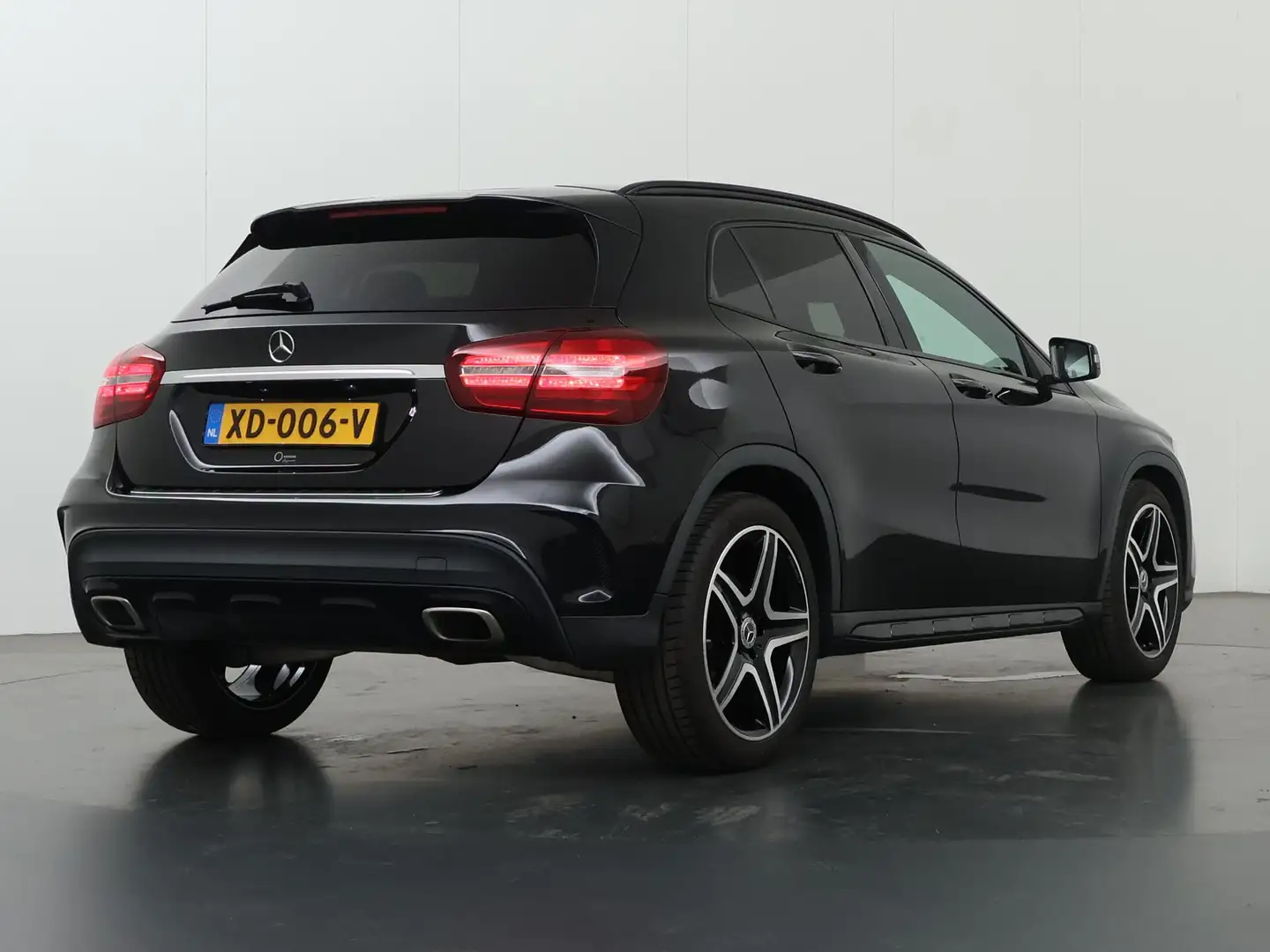 Mercedes-Benz GLA 180 Business Solution AMG | Night | Keyless | Achterui Zwart - 2