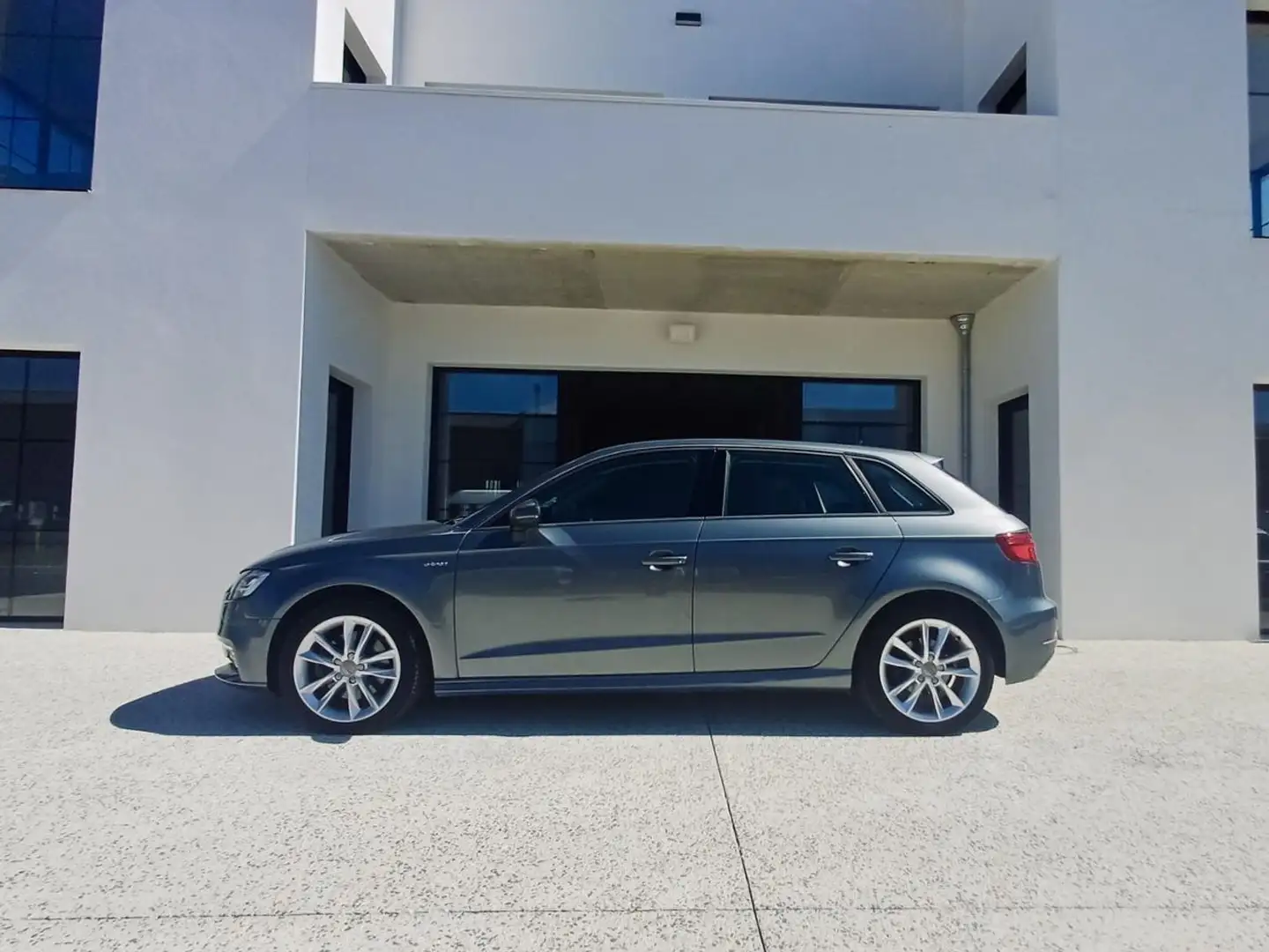 Audi A3 Sportback 1.4 TFSI e-tron 204 S Tronic 6 Design Grijs - 2