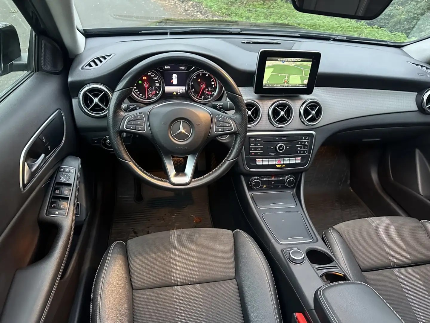 Mercedes-Benz GLA 180 Business Solution |AMG|FULL OPTIES| Schwarz - 2