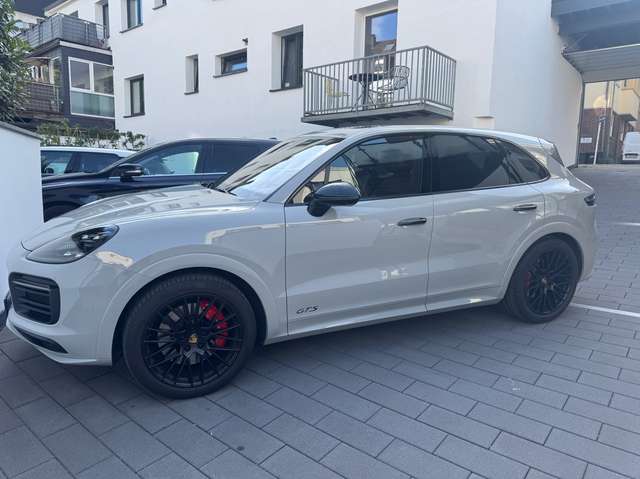 Imagine Porsche Cayenne GTS