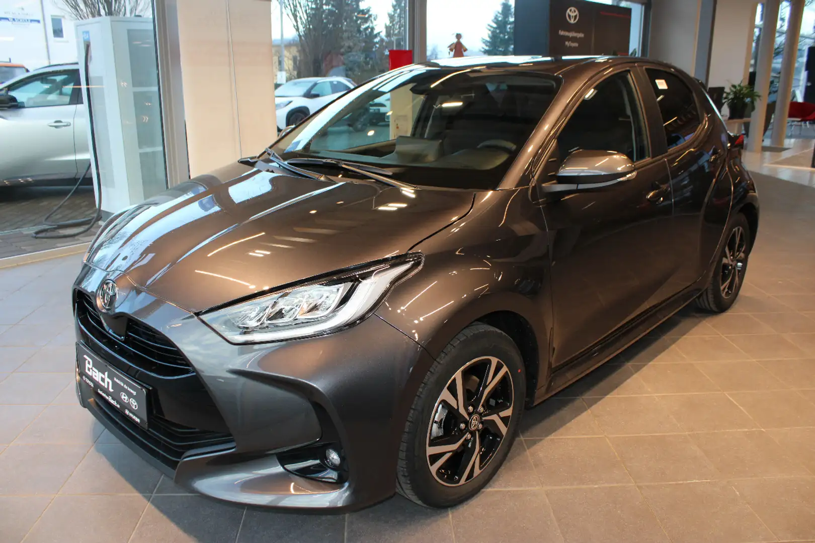 Toyota Yaris 1,5 Hybrid Team D, Comfort + Safety-Paket Grijs - 1