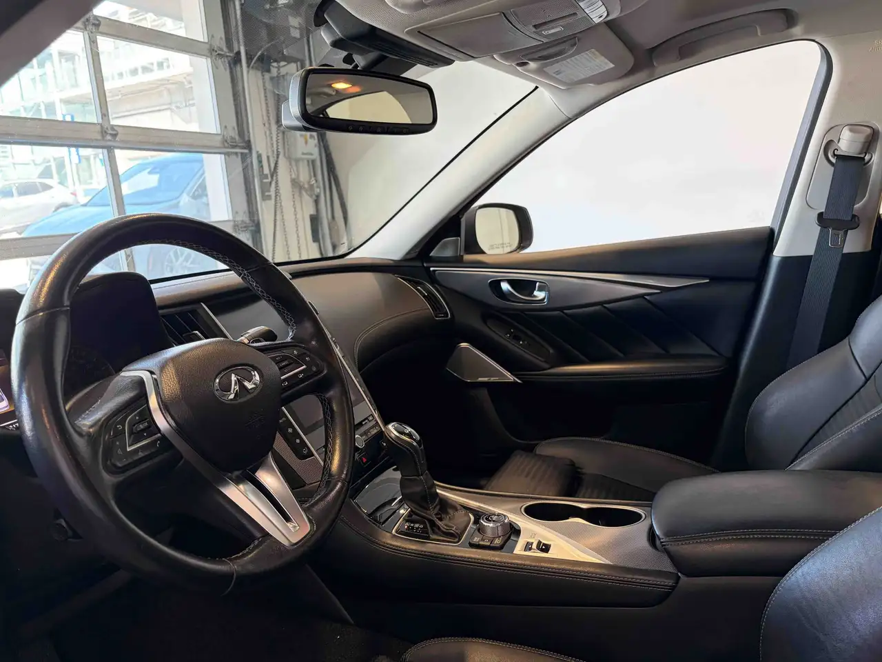 Infiniti Q50 снимка Infiniti Q50