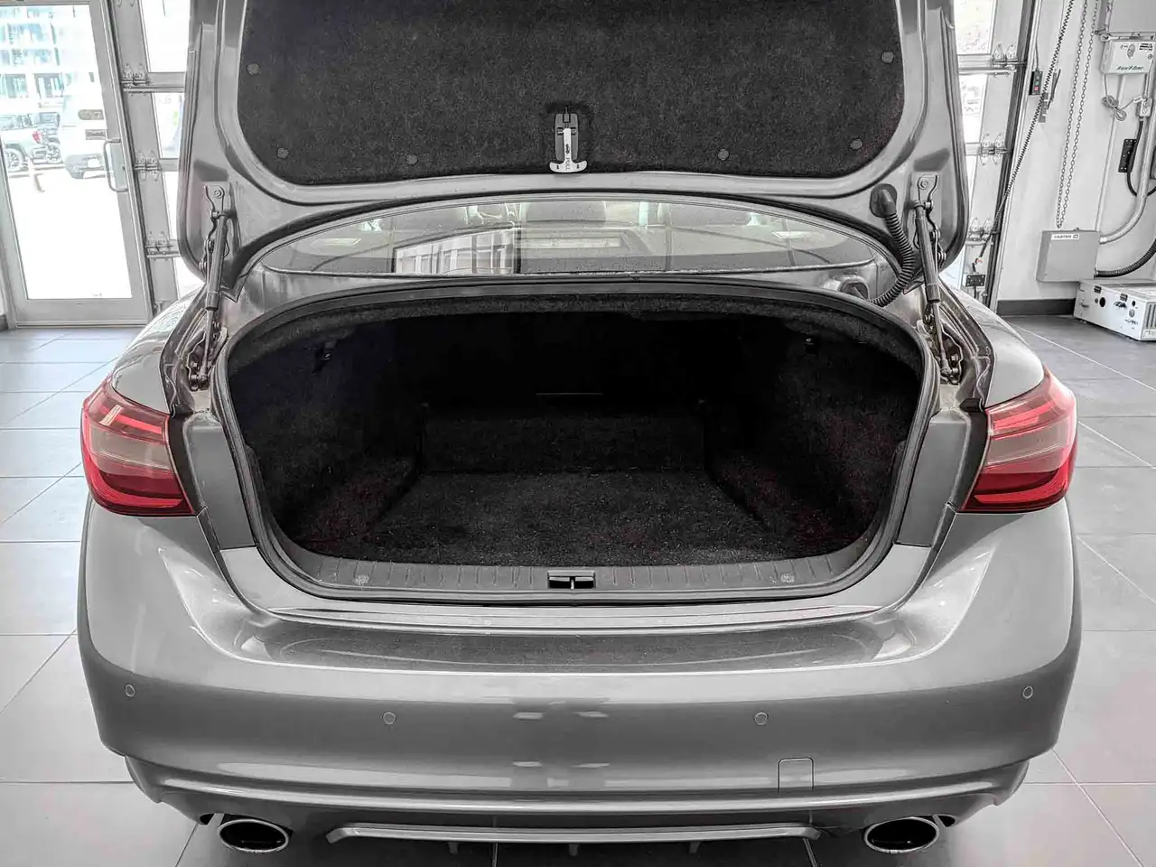Infiniti Q50 снимка Infiniti Q50