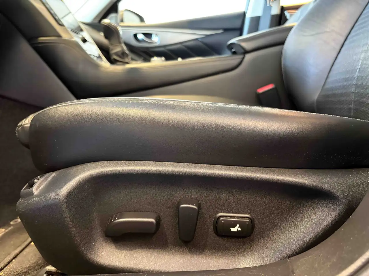 Infiniti Q50 снимка Infiniti Q50