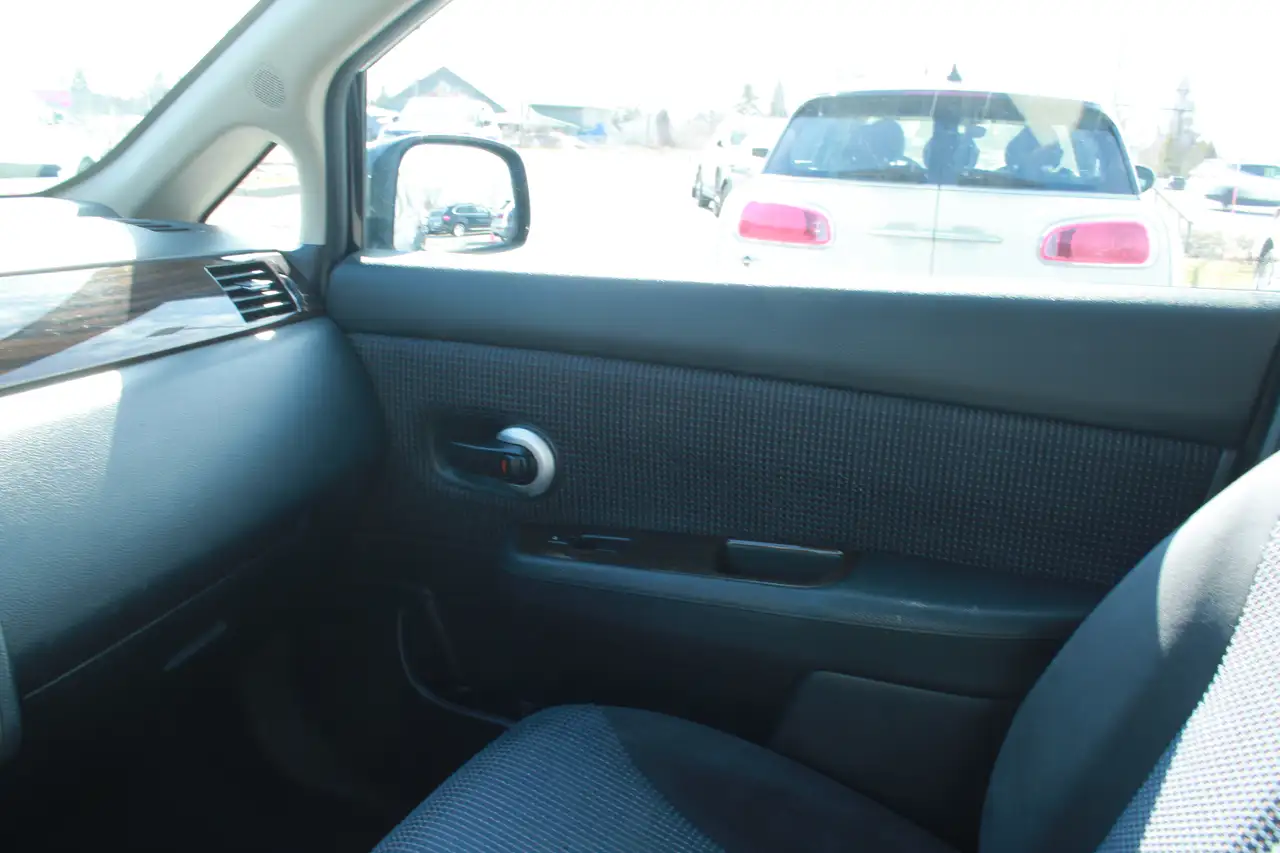 Nissan Versa снимка Nissan Versa