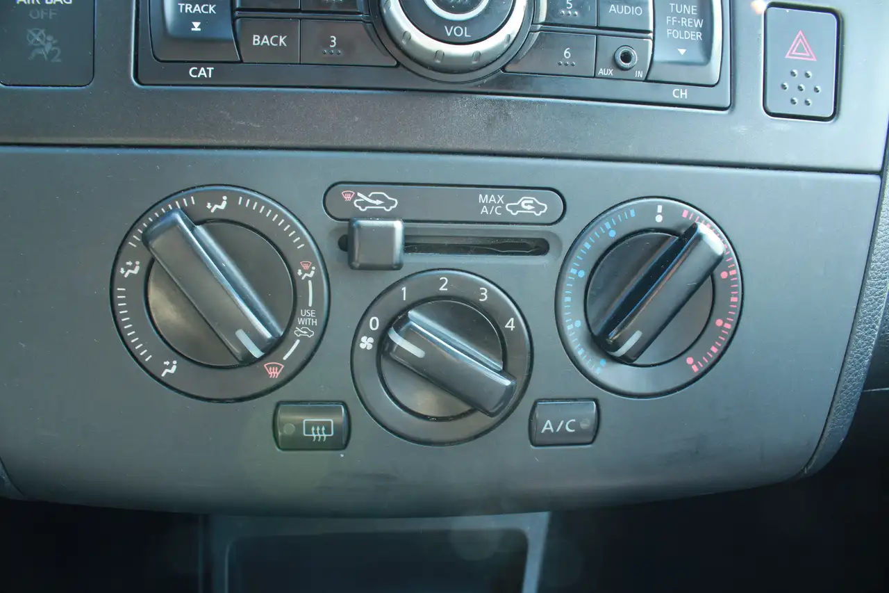 Nissan Versa снимка Nissan Versa