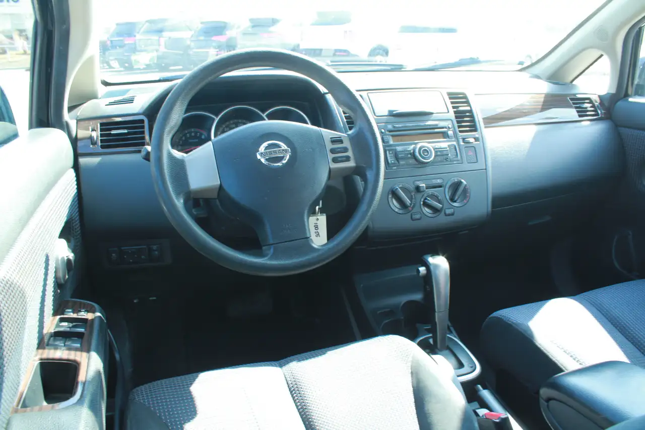 Nissan Versa снимка Nissan Versa