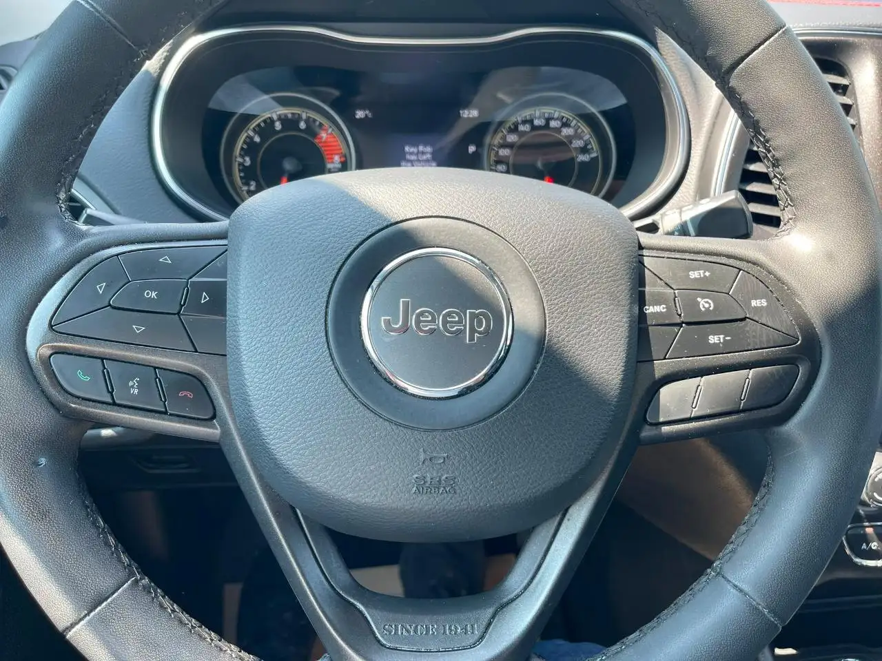 Jeep Cherokee снимка Jeep Cherokee