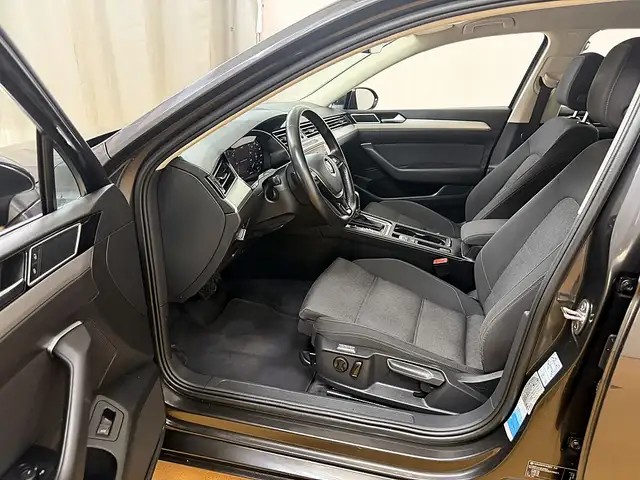 Volkswagen Passat view 11