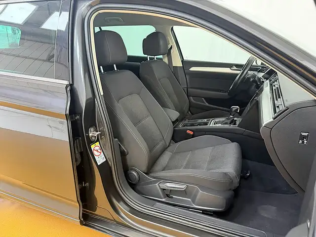 Volkswagen Passat view 6