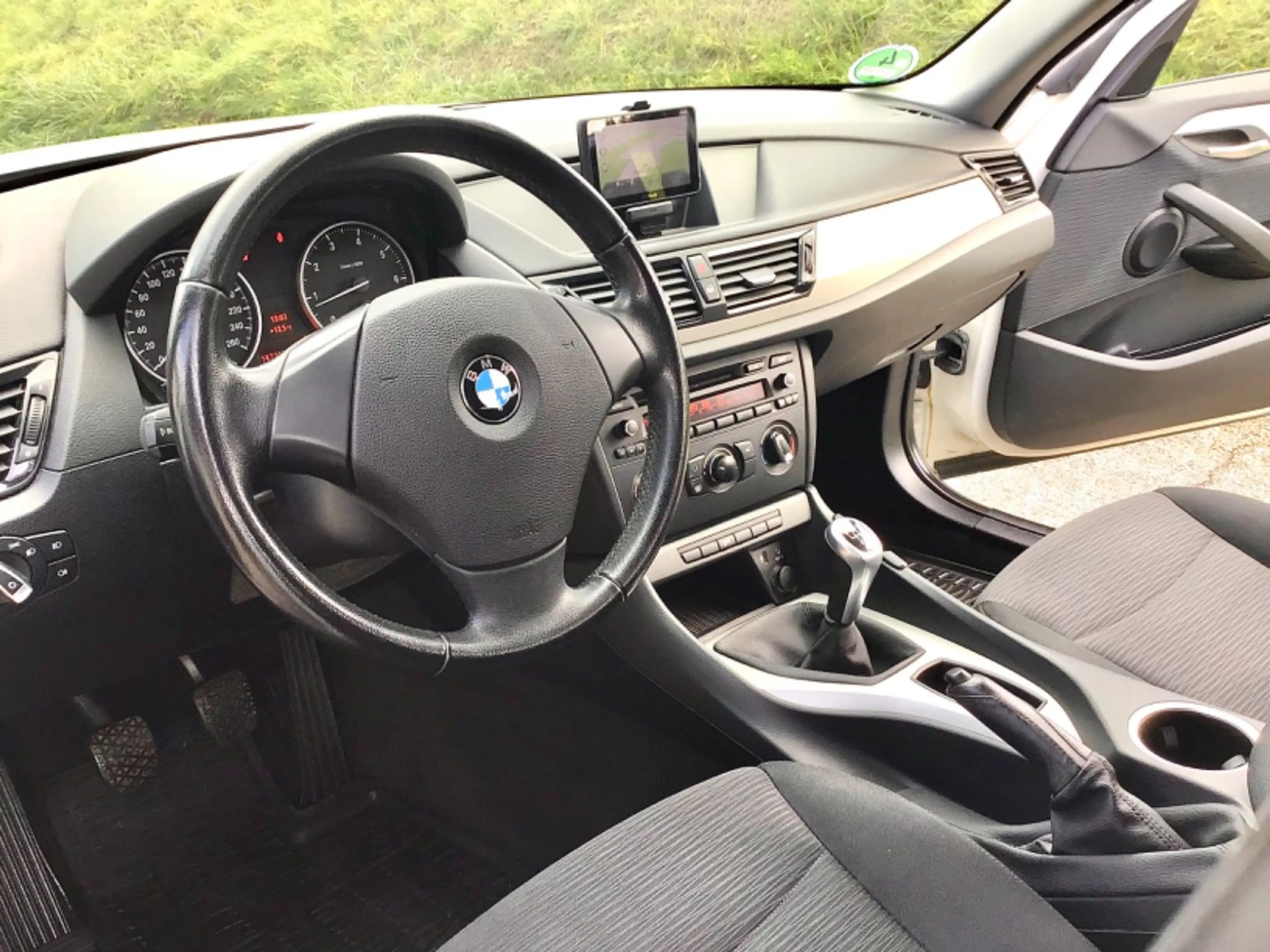 BMW X1 sDrive 18 i ADVANTAGE - NAVI*BI-XENON*AHK*PDC*8 Fach bereift*Fahrradträger-1 HAND*TOP Zstd. !! — photo 9