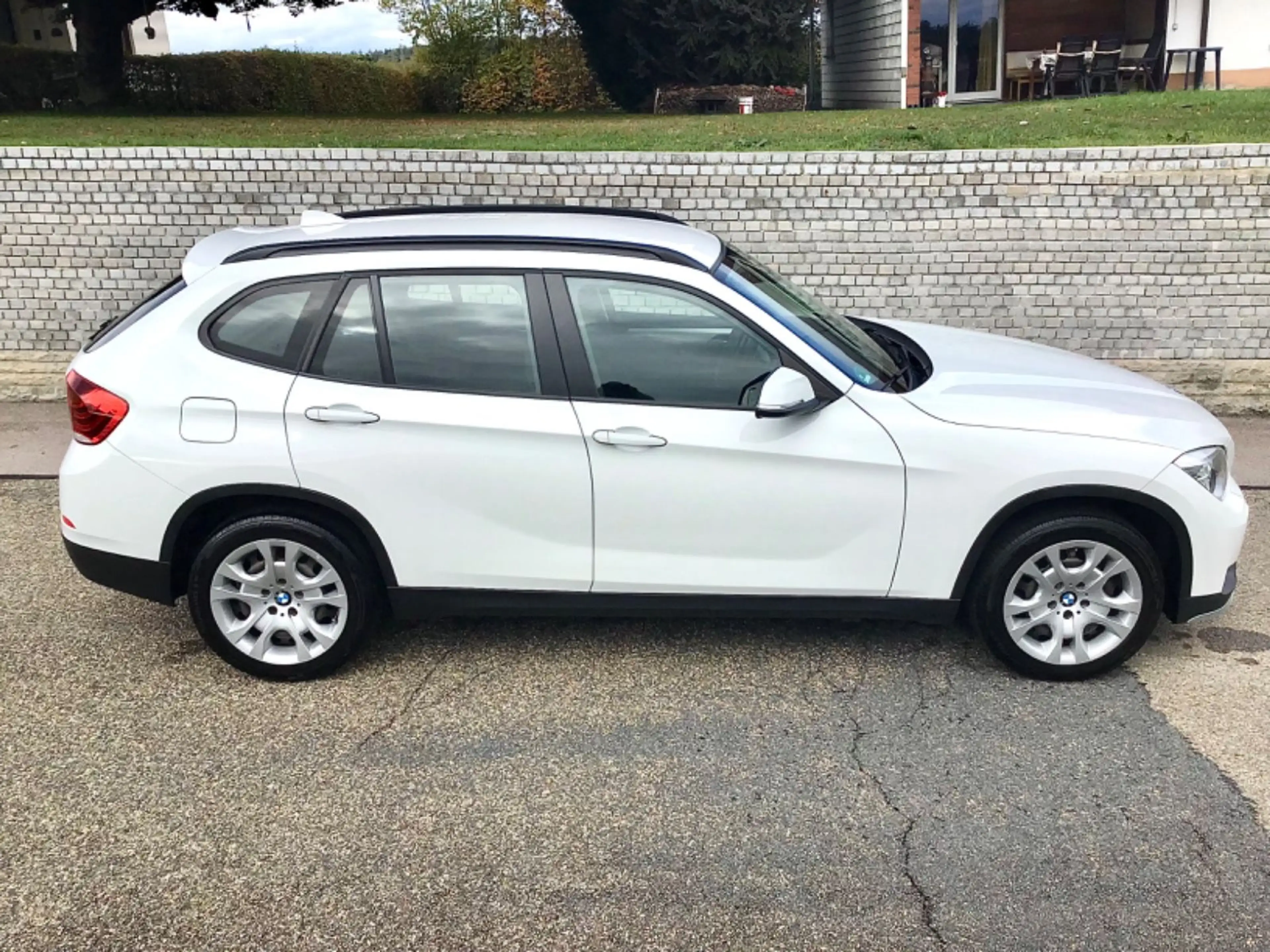 BMW X1 sDrive 18 i ADVANTAGE - NAVI*BI-XENON*AHK*PDC*8 Fach bereift*Fahrradträger-1 HAND*TOP Zstd. !! — photo 14