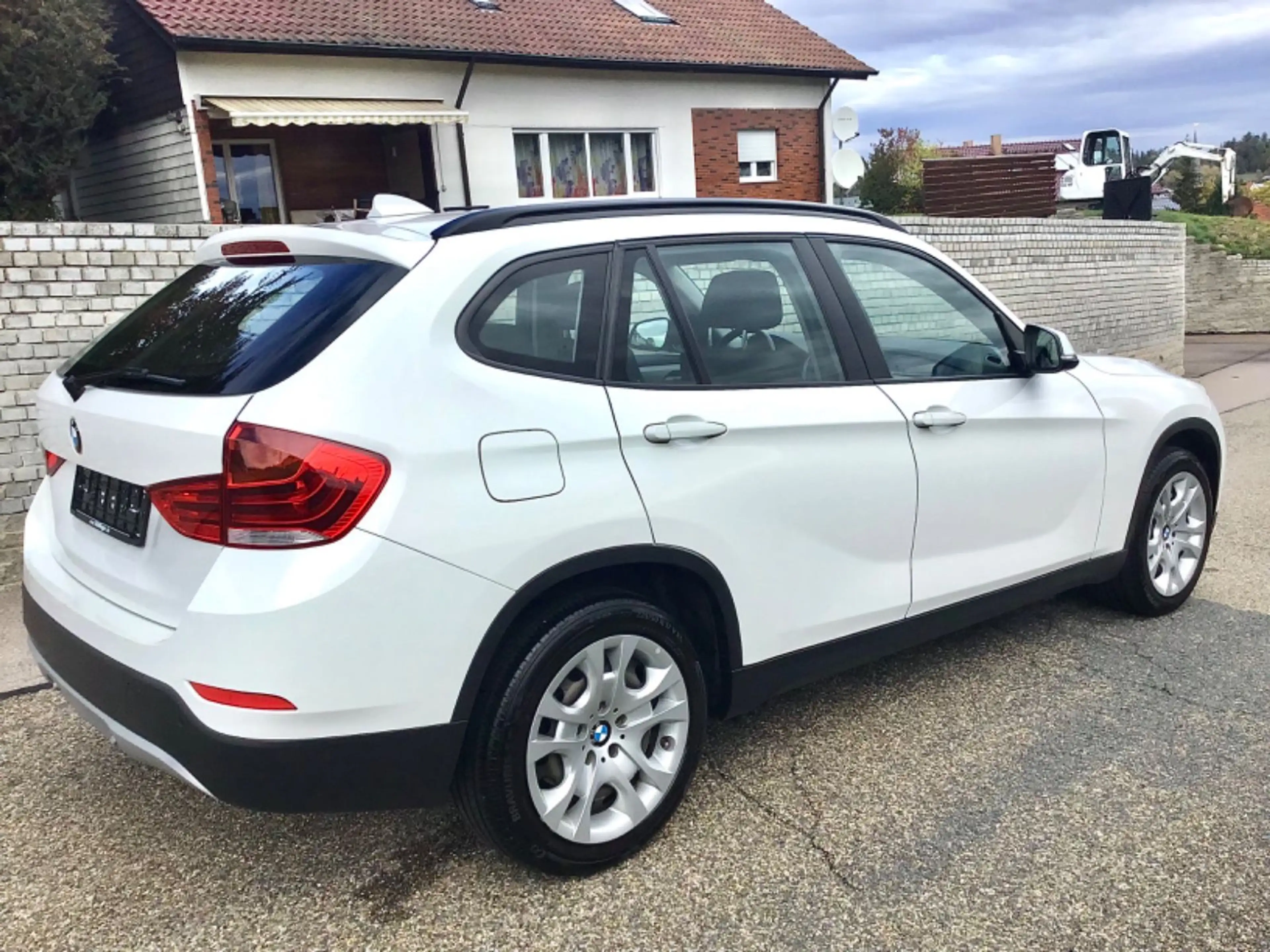 BMW X1 sDrive 18 i ADVANTAGE - NAVI*BI-XENON*AHK*PDC*8 Fach bereift*Fahrradträger-1 HAND*TOP Zstd. !! — photo 11