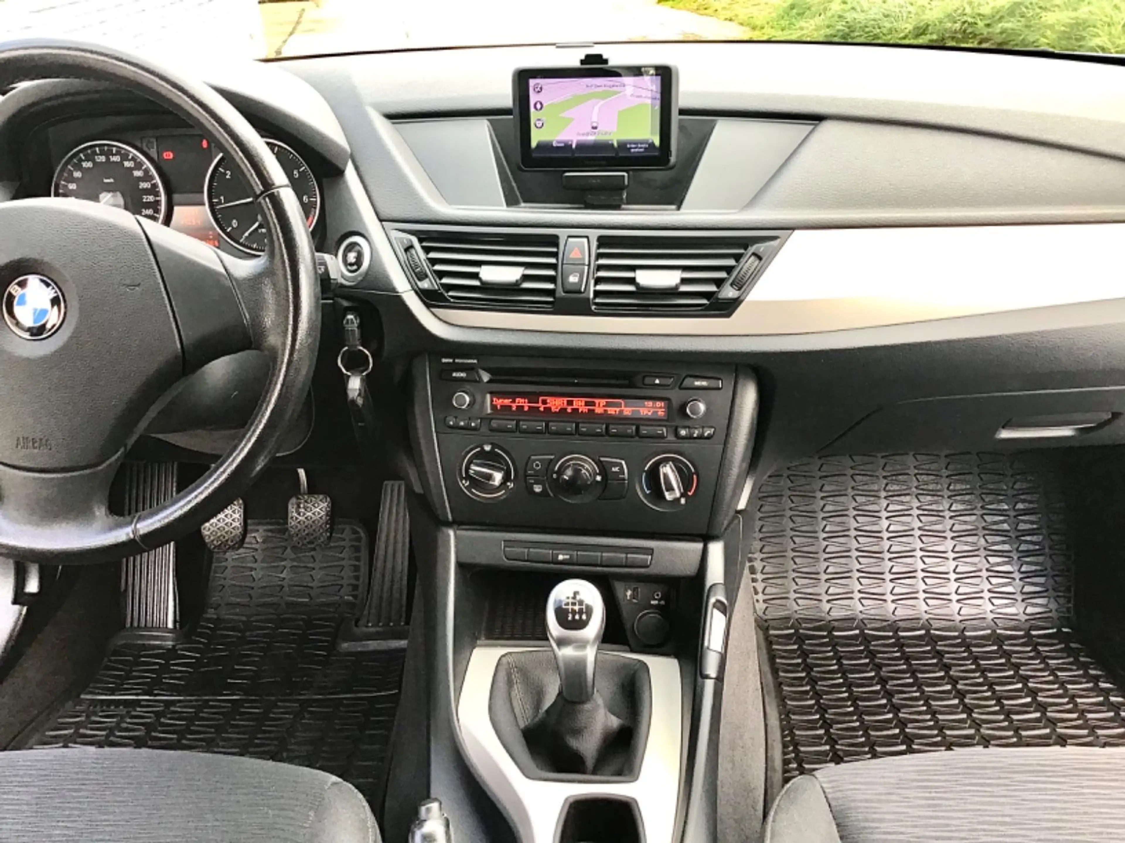 BMW X1 sDrive 18 i ADVANTAGE - NAVI*BI-XENON*AHK*PDC*8 Fach bereift*Fahrradträger-1 HAND*TOP Zstd. !! — photo 7