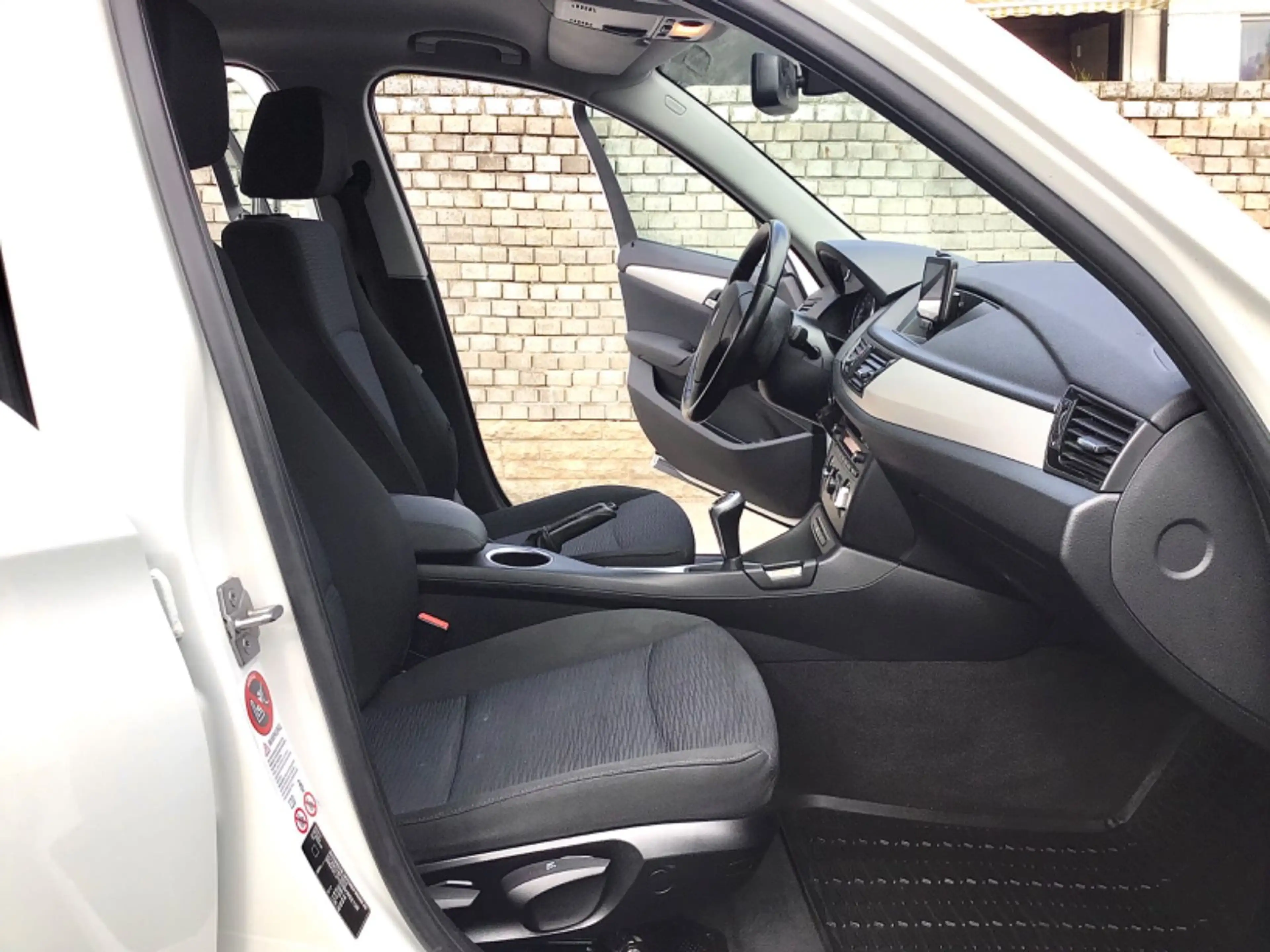 BMW X1 sDrive 18 i ADVANTAGE - NAVI*BI-XENON*AHK*PDC*8 Fach bereift*Fahrradträger-1 HAND*TOP Zstd. !! — photo 8