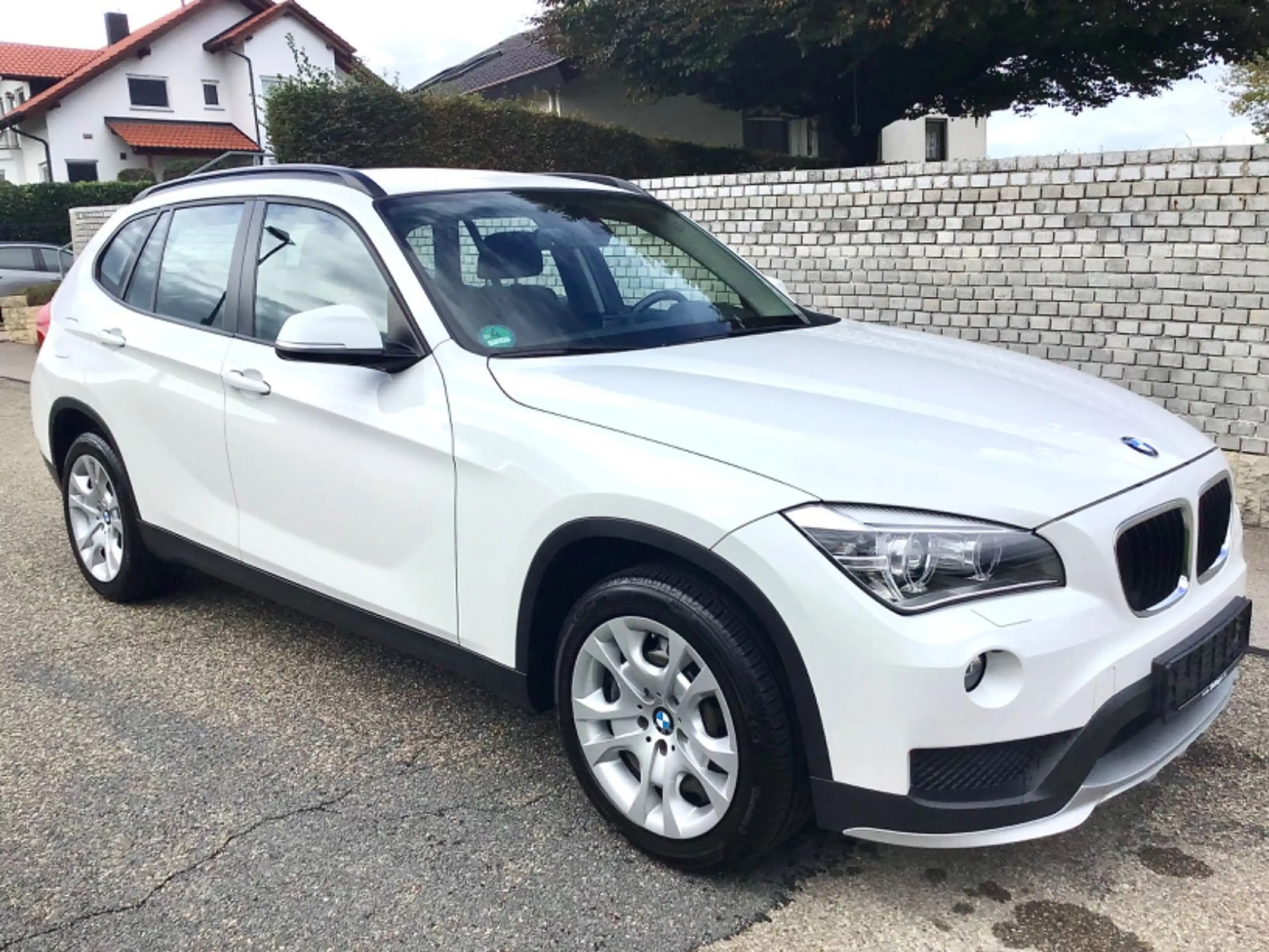 BMW X1 sDrive 18 i ADVANTAGE - NAVI*BI-XENON*AHK*PDC*8 Fach bereift*Fahrradträger-1 HAND*TOP Zstd. !!