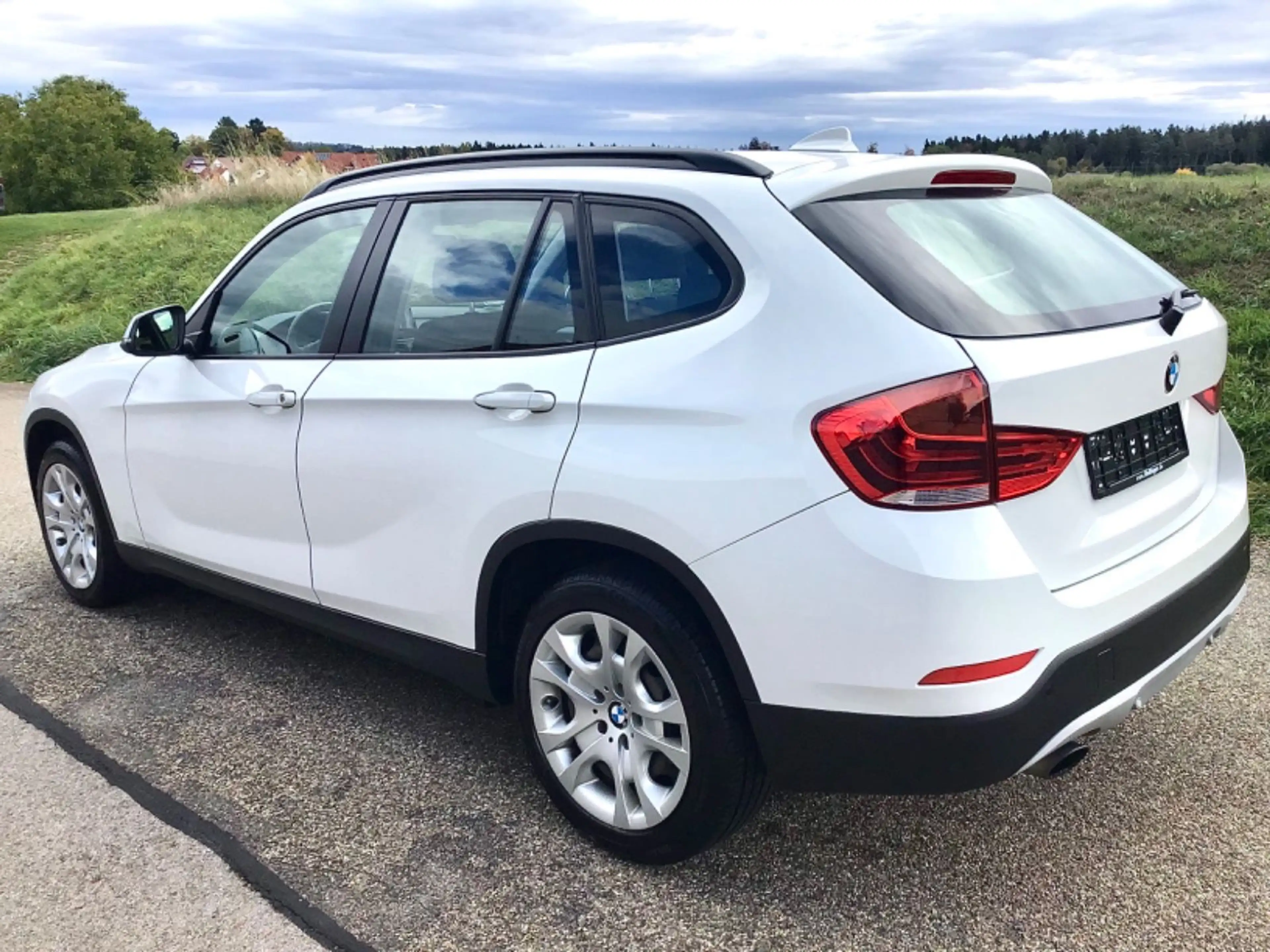 BMW X1 sDrive 18 i ADVANTAGE - NAVI*BI-XENON*AHK*PDC*8 Fach bereift*Fahrradträger-1 HAND*TOP Zstd. !! — photo 2