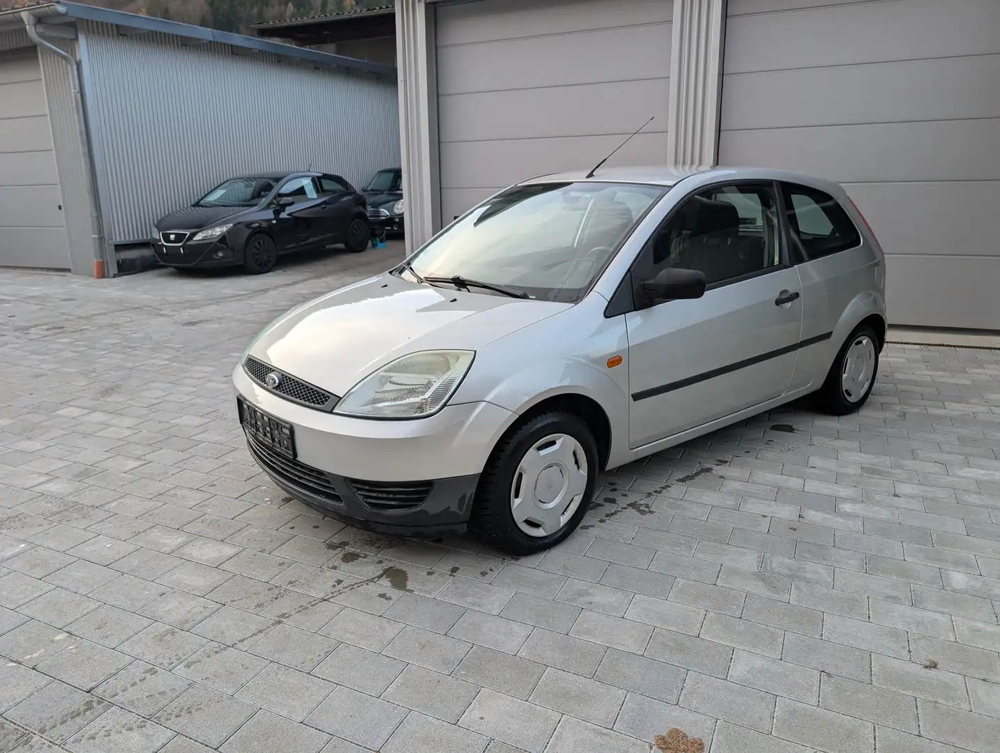 Ford Fiesta Fiesta 1.3 Trend Silber - 2